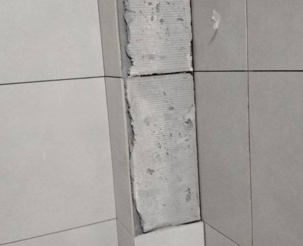 岳西瓷砖空鼓维修公司分享下瓷砖施工前基层浇水润湿程度不足，可能导致以下问题