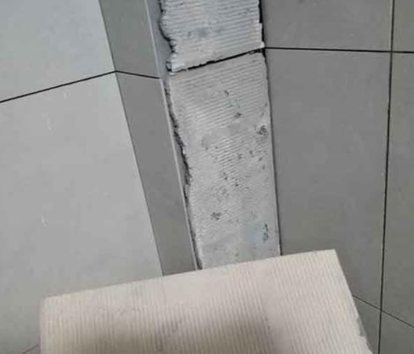 岳西瓷砖空鼓维修公司分享下厨房瓷砖脱落的补救措施。